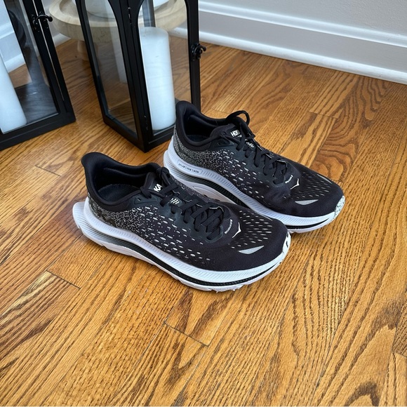 Hold Kawana Women’s Black and White Running Shoes - Picture 3 of 5